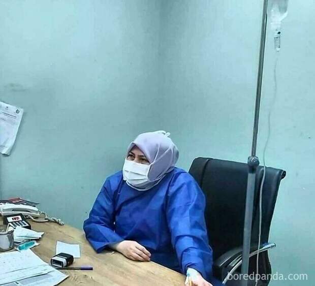 Иранский врач Ширин Роухани скончалась из-за коронавируса. Из-за нехватки медицинского персонала, она продолжала лечить больных коронавирусом сама
