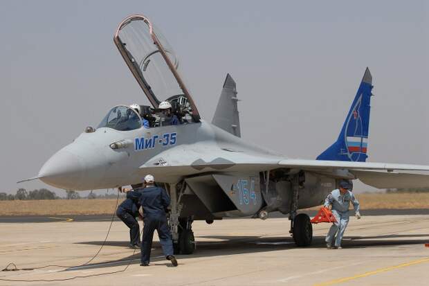 МиГ-35 (по кодификации NATO: Fulcrum F) - условное обозначение перспективного истребителя российского производства поколения "4++". На сегодня "тридцать пятый" является самым совершенным истребителем семейства "МиГ". Он рассматривается как переходное звено к истребителю пятого поколения. Многофункциональный сверхзвуковой истребитель развивает скорость 2400 км/ч. Эффективен как в воздушном бою, так и в нанесении ударов по наземным и надводным объектам, причем как днем, так и ночью. Самолет также применяется для проведения воздушной разведки