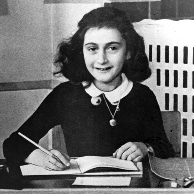 14. Анна Франк - еврейская девочка, автор знаменитого «Дневника Анны Франк» - документа, обличающего нацизм и переведенного на многие языки мира. Анна Франк и её семья считаются одними из самых известных жертв нацизма женщины, самые-самые, феминизм