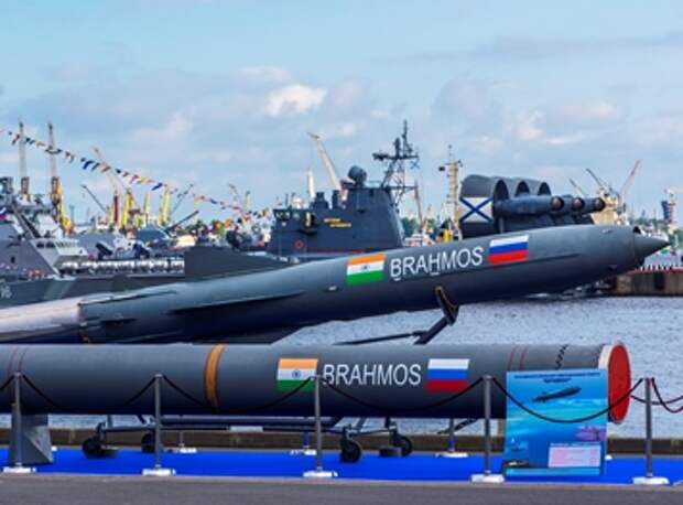 Крылатая ракета «Брамос» создана на базе «Оникса» для вооруженных сил Индии. Рядом с ракетой виден транспортно-пусковой стакан © Руслан Шамуков, ТАСС