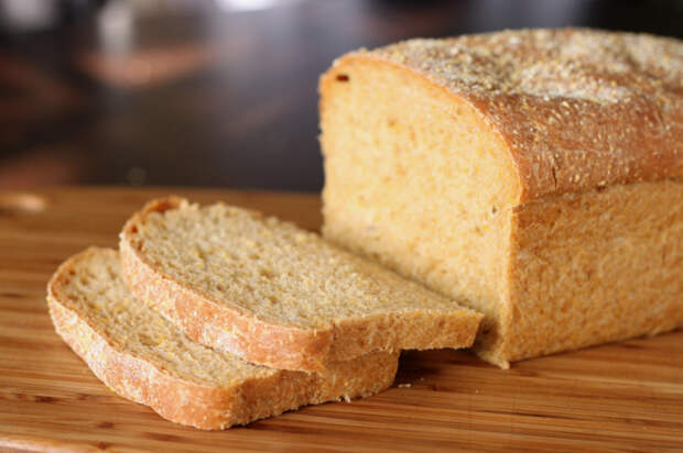 Хлеб - только руками.