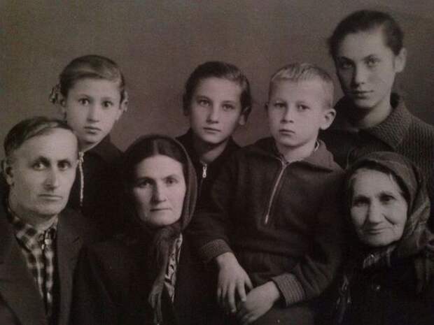 Семья казаков Малеваных: дедушка Николай, бабушка Дарья и их дети. Справа прабабушка Василиса