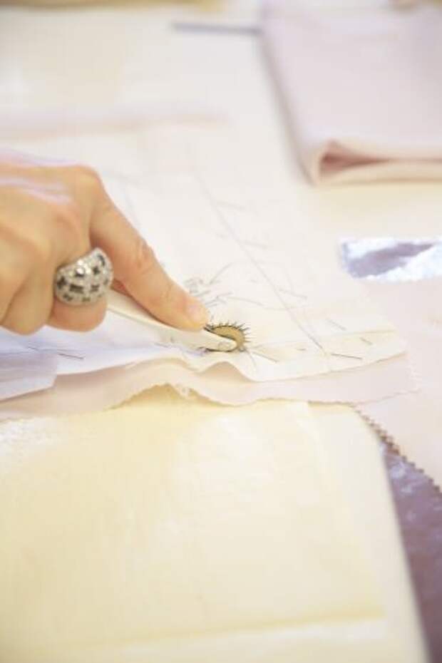 Inside Chanel Couture Atelier (трафик)