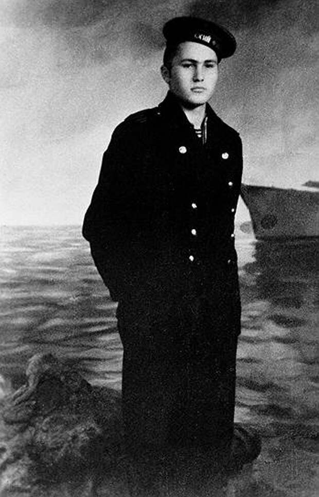 Василий Шукшин родился 25 июля 1929 года в селе Сростки Бийского района Алтайского края в семье крестьян-середняков. С началом коллективизации отец и мать вступили в колхоз, тем не менее в 1933 году отца арестовали. Скоро мать мальчика повторно вышла замуж за односельчанина Павла Куксина, который хорошо ладил с детьми и, по воспоминаниям Василия Шукшина, был очень добрым человеком. Когда он погиб на войне, главным кормильцем в семье стал 13-летний Василий Шукшин. После окончания школы он поступил в автомобильное училище, но не окончил его — нужно было кормить семью. Постоянно меняя место работы, по распределению Шукшин оказался в Москве. Там его призвали в армию, и в 1950 году он начал службу на флоте. В 1953 году у него обнаружилась язвенная болезнь, из-за чего он был комиссован