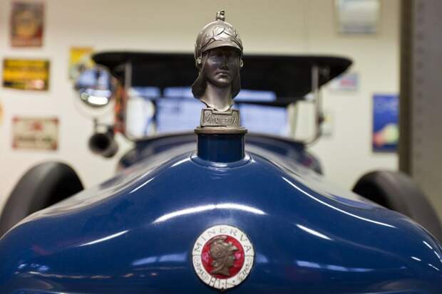 Фотоочет о посещении Бельгийского королевского автоклуба. Часть 2 - Шильдики (20 фото)