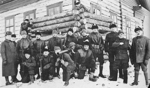 Американские интервенты в Пинеге. На заднем плане — блокгауз для пулеметной стрельбы