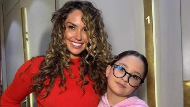 Дочка Муцениеце и Прилучного вышла на подиум в платье-облаке — отчим поддержал