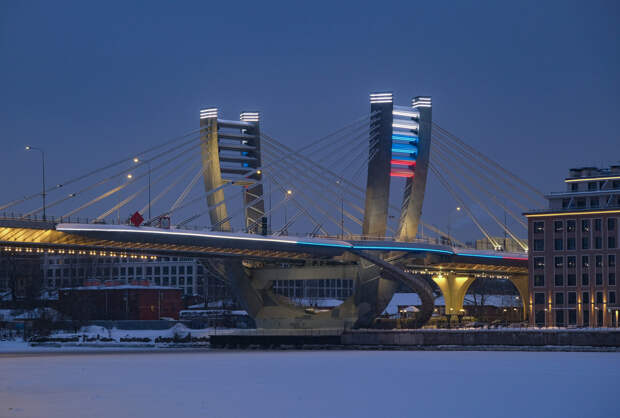 Смольный: три переправы Петербурга окрасится в триколор в честь 8 марта