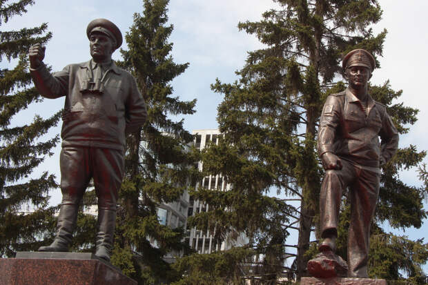 В Екатеринбурге командование ЦВО приняло участие в торжественной церемонии открытия монумента Герою Советского Союза Валерию Востротину