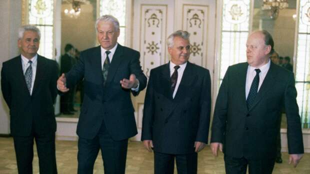Соратник Ельцина рассказал о просьбах Крыма и Донбасса войти в состав России в 1991 году