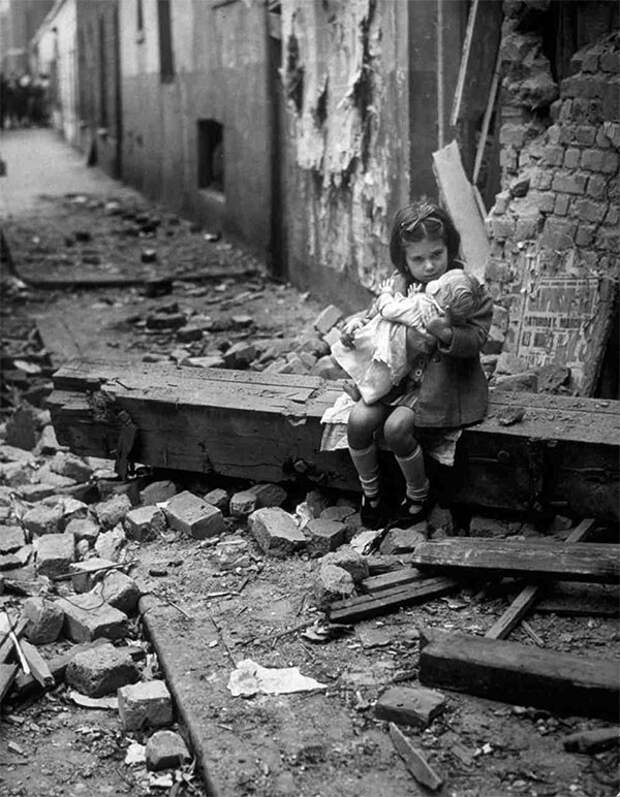 2, Английская девочка, держащая куклу, сидит на развалинах своего разрушенного при бомбёжке дома. 1940 год. история, неизвестные фото, фото