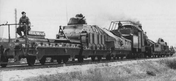 Немецкий бронепоезд №28, вооруженный трофейными французскими танками, 1942.
