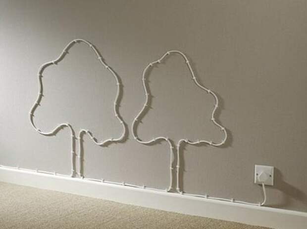 Если длина провода превышает необходимую, не спешите заменять его на другой, более короткий. Пара лишних метров позволит соорудить забавный узор на стене – например, силуэты деревьев.