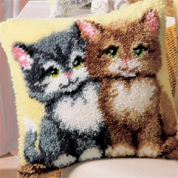 Мягкая подушка с котятами вышитая в ковровой технике