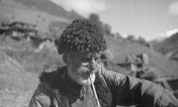 Старый хевсур курящий трубку на пастбище. 1930 год. 