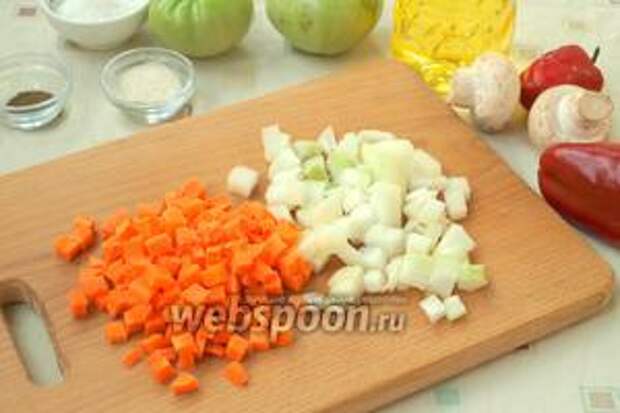 Лук и морковь нарезать небольшими кубиками.