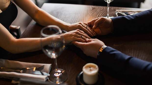 Ровесницы перестали интересовать: почему зумеры выбирают для отношений женщин постарше