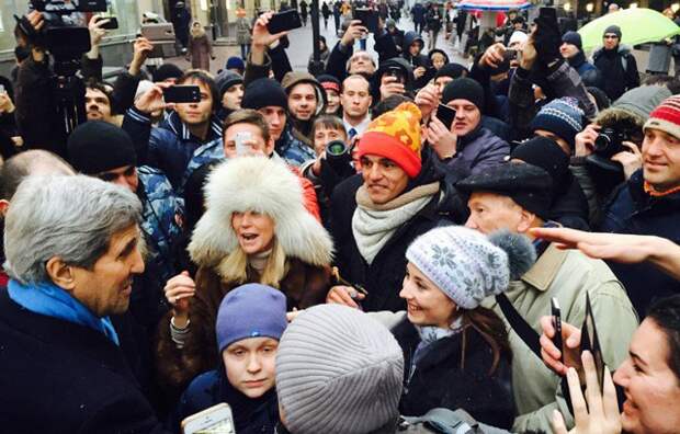 Джон Керри пообщался с людьми, которые гуляли по Арбату. Фотографии госсекретаря, который пожимает руки прохожим, выложил на своей странице в…