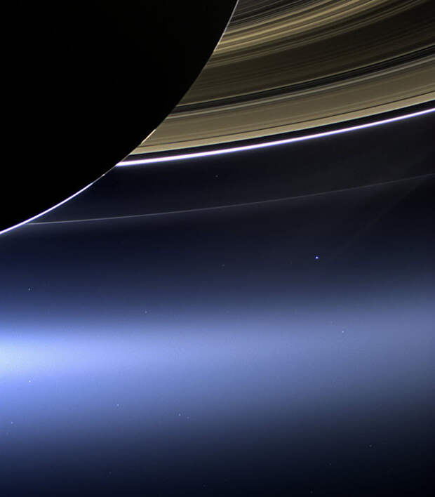 Бледно-голубая точка под кольцами Сатурна – это Земля