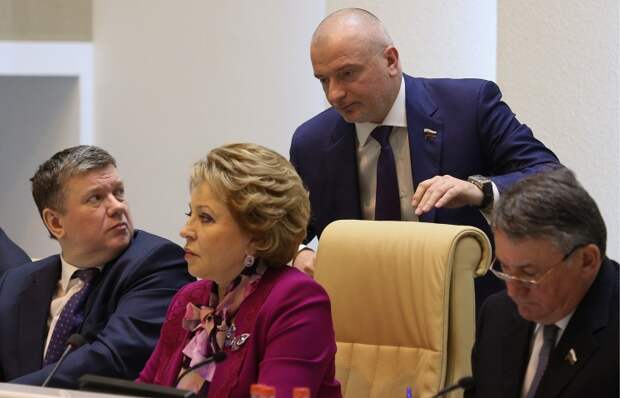 Председатель комитета СФ РФ по бюджету Евгений Бушмин, спикер Совета Федерации РФ Валентина Матвиенко, председатель комитета Совета Федерации по конституционному законодательству и государственному строительству Андрей Клишас и заместитель председателя СФ РФ Юрий Воробьев 