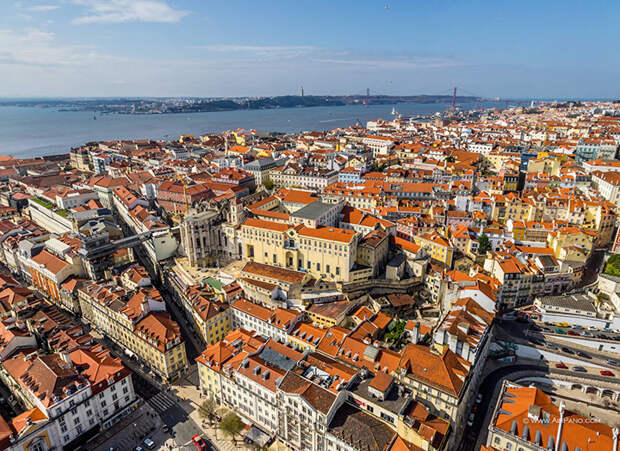 Красные черепичные крыши Лиссабона