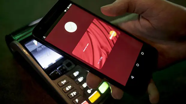 Доля безналичных платежей в России выросла на 5% за год