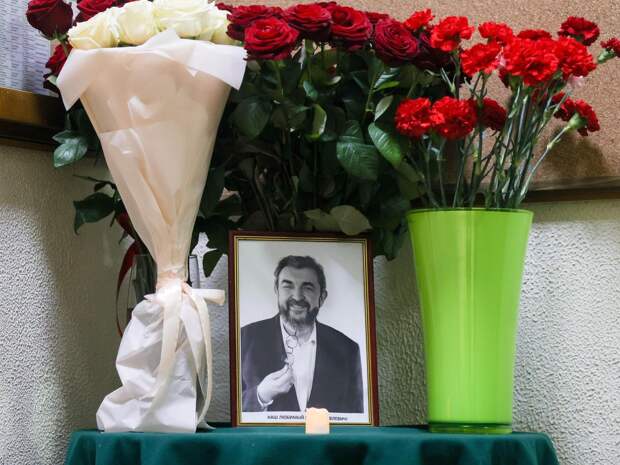 В МХТ имени Чехова прощаются с Игорем Золотовицким: онлайн-репортаж