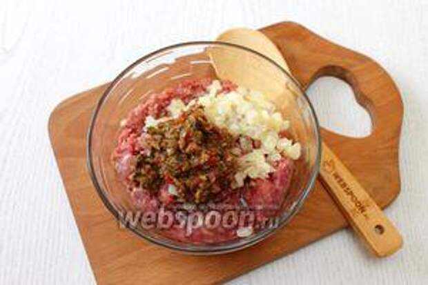 К фаршу добавить обжаренный лук, аджику и соль по вкусу, если аджика сухая.