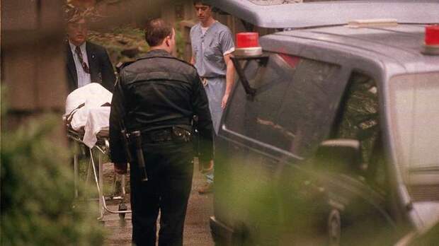 5 апреля 1994 года Курт Кобейн, находясь под воздействием наркотиков, выстрелил в себя из ружья. Часть его праха была рассеяна в буддистском храме в Нью-Йорке, другая — на реке рядом с его домом в штате Вашингтон, а последняя часть до 2008 года хранилась в доме Кортни Лав, однако неизвестные украли прах музыканта, прихватив одежду и драгоценности