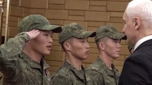 Белоусов наградил военнослужащих КНДР орденами Мужества