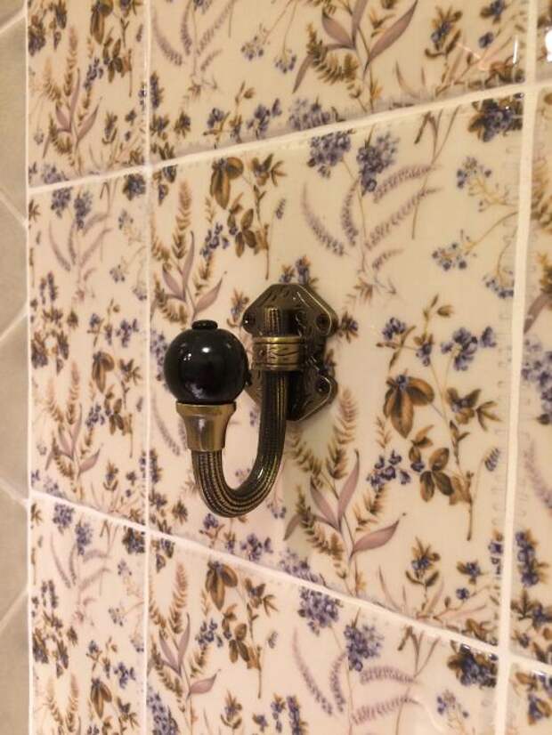 Крючок на стену ванной