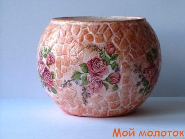 Декупаж стеклянной вазы с мозаикой из яичной скорлупы фото