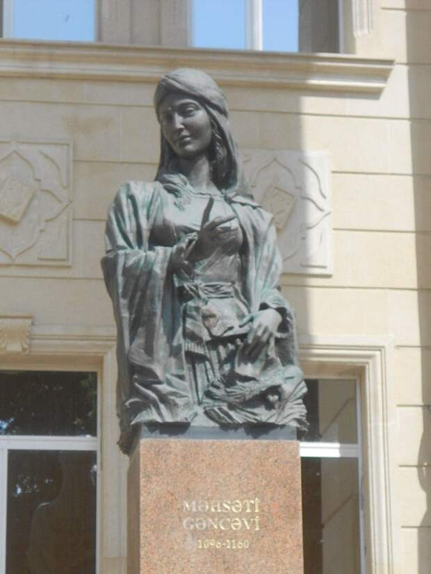 Памятник Мехсети Гянджеви.