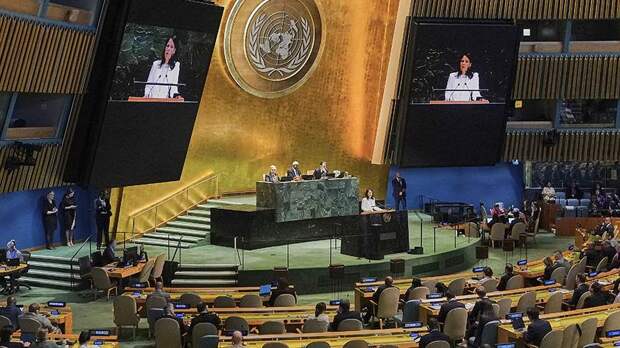 Захарова назвала Бербок антисимволом Генассамблеи ООН