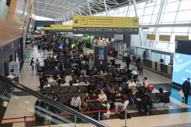 «Готовятся штурмом брать самолет»: сотня рейсов задержана в аэропортах Сочи, Краснодара