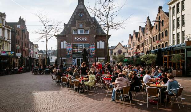 19. Люди просто сидят на террасах кафе и болтают друг с другом красота, нидерланды, путешествие