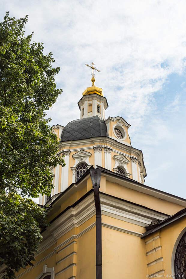 Храм николы в звонарях. Церковь Николая Чудотворца в Звонарях. Храм Николая Чудотворца на Рождественке. Никольская Церковь Рождественка. Никольская Церковь на Рождественке в Москве.