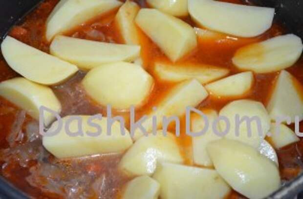 добавляем картошку к мясу