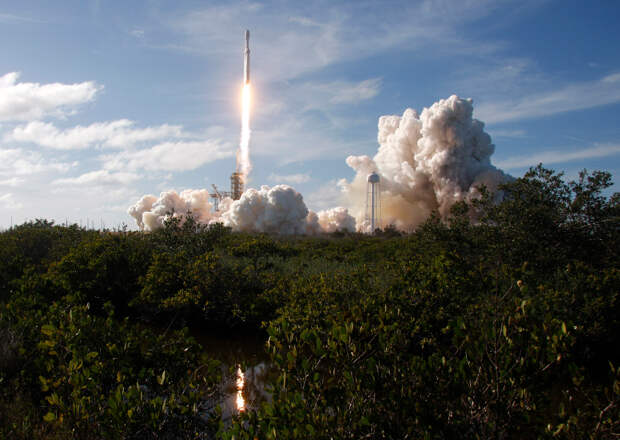 Еще одна фотография старта тяжелой ракеты SpaceX Falcon Heavy