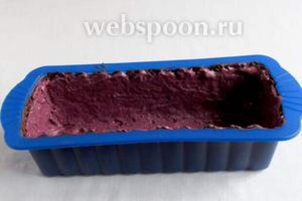 Форму с шоколадом достаем из морозилки и обмазываем со всех сторон муссом.