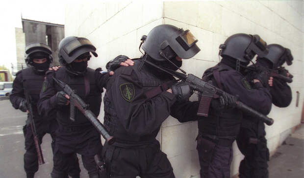 Отряд «Альфа» Россия Группа спецназа «Альфа» является одним из самых известных отрядов подобного рода во всем мире. Это элитное антитеррористическое подразделение было создано КГБ в 1974 году и остается под крылом наследственной организации, ФСБ.