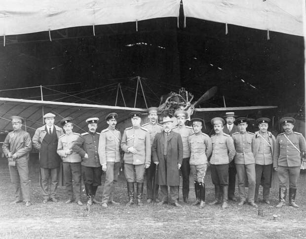 15. Группа военных летчиков Офицерской воздухоплавательной школы в ангаре у моноплана Ньюпор на военном аэродроме (слева направо) 1-ый - Н.Г.Баратов, 2-ой - М.Н.Ефимов, 5-ый - С.А.Ульянин, 6-ой - генерал А.В.Каульбарс