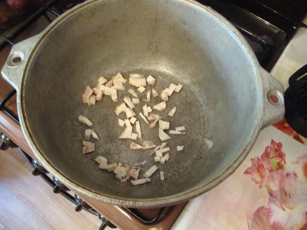 на дно порезал кусочек сальца из морозилки еда, своими руками