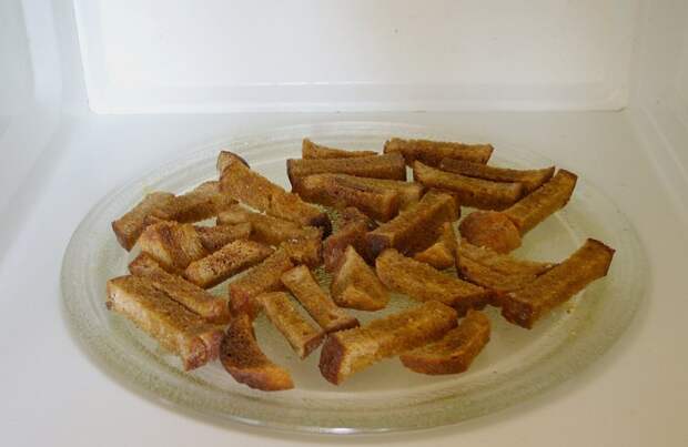 Сухари из хлеба в микроволновке. / Фото: sdelaysam-svoimirukami.ru