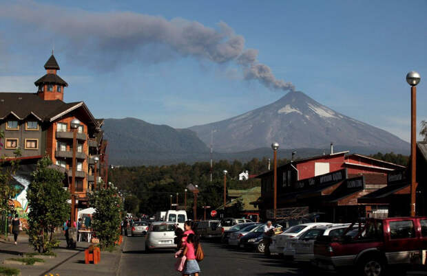 Рядом с вулканом Вильяррика расположен город Пукон, население которого составляет 13 800 жителей.