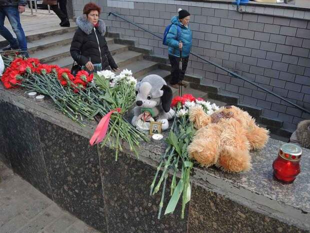 Москвичи создали мемориал возле "Октябрьского поля" в память об убитой девочке.