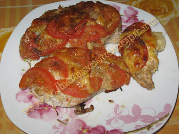Приготовленная куриная грудка с помидорами и сыром