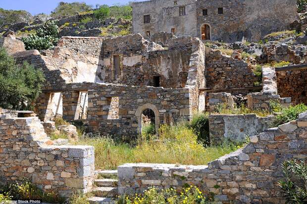 2CB89BDA00000578-3247748-Today_tourists_can_walk_around_Spinalonga_s_ruined_buildings_whi-a-8_1443510847607