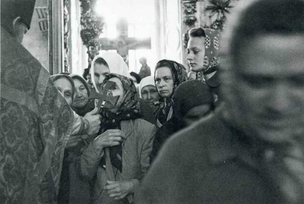 Главнейшее христианское богослужение, во время которого совершается таинство Евхаристии. СССР, 1970-е годы.