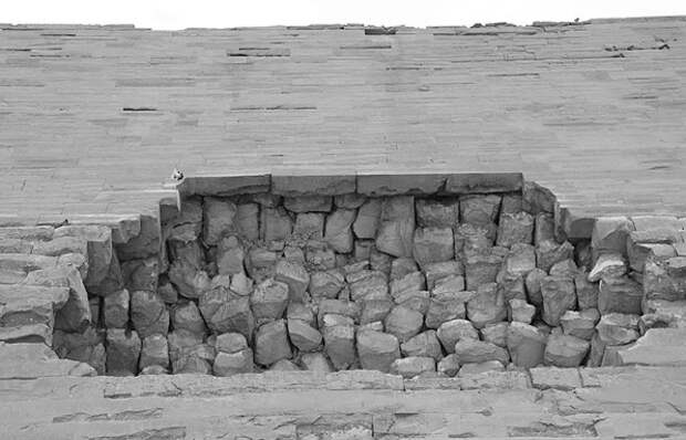 Блоки над дырами в стенах. Изображение взято из книги А. Ю. Склярова "Пирамиды: загадки строительства и назначения", издательство ВЕЧЕ, 2013